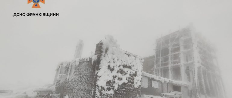 У Карпатах вирує справжня зима, високогірʼя замітає снігом