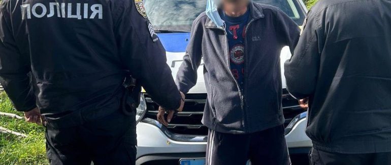 Заподіяв смертельний удар ножем: на Хустщині поліція затримала чоловіка, підозрюваного в умисному вбивстві свого сина