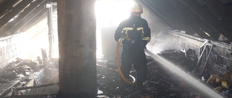 У селі Сільце рятувальники запобігли поширенню вогню