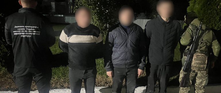 Подорож за кордон закінчилась біля кордону: на Закарпатті прикордонники затримали трьох «мандрівників» та переправника