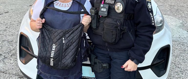 Документи і гроші збережено: патрульні допомогли ужгородці знайти сумку