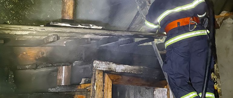 Рятувальники ліквідували пожежу надвірної споруди у селищі Середнє