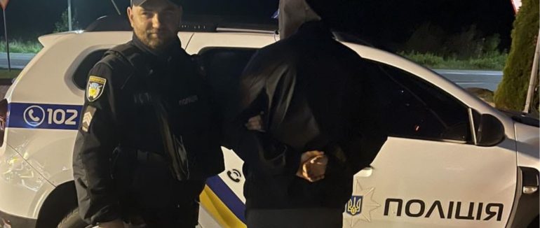 У Тячеві поліцейські охорони затримали чоловіка, який розшукувався за крадіжку