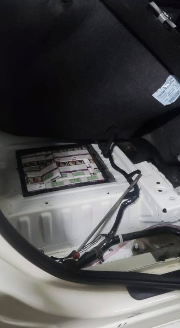 На кордоні зі Словаччиною в автомобілі закарпатки знайшли майже чотири ящики безакцизних сигарет