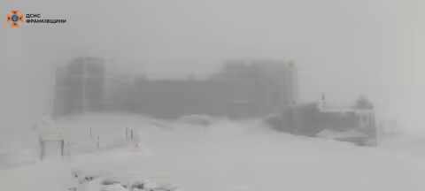 Вершини Карпат продовжує засипати снігом