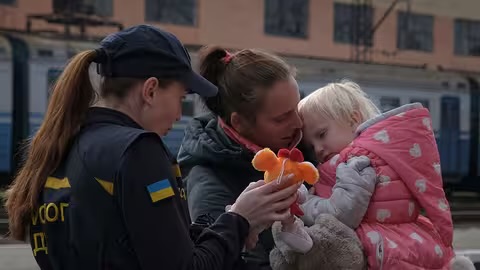 Закарпатські волонтери та рятувальники зустріли 2 родини зі сходу, які тікали від війни