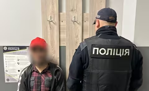 У Мукачеві двоє чоловіків побили та пограбували перехожого