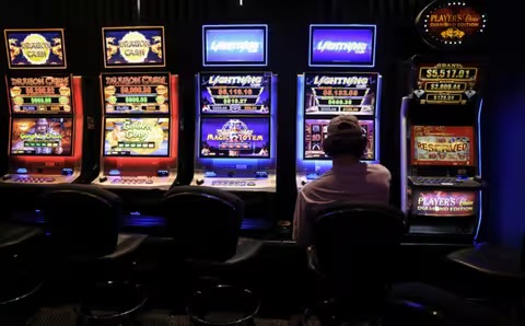 Пів мільйона штрафу за азартні ігри: ужгородку покарали за роботу в підпільному казино