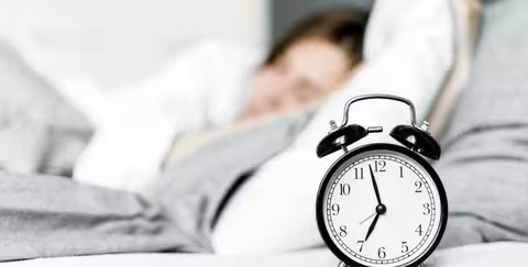 Україна перейшла на зимовий час: навіщо це робиться і як впливає на організм