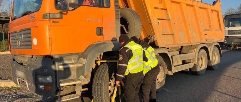 Майже 60 тис. грн штрафів: у Хусті зупинили чотири перевантажені вантажівки