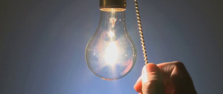 Через масований обстріл у більшості областей України запроваджені аварійні відключення електроенергії