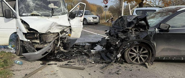 Пʼятеро постраждалих: біля села Гать зіткнулися легковик та мікроавтобус