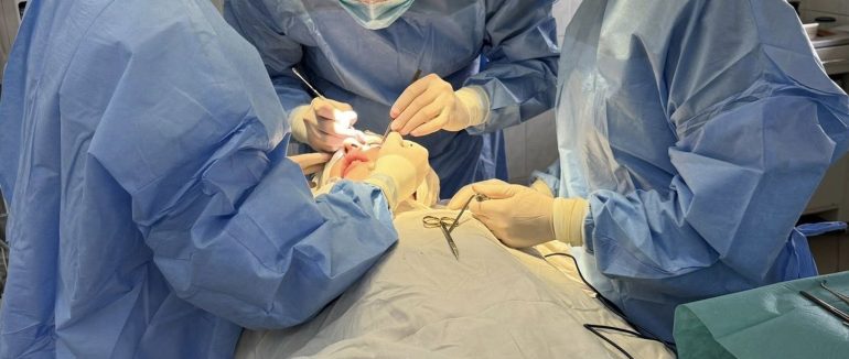 На Закарпатті медики врятували обличчя 14-річного хлопчика після складного перелому щелепи