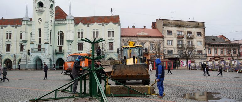 У Мукачеві почали встановлювати різдвяну ялинку