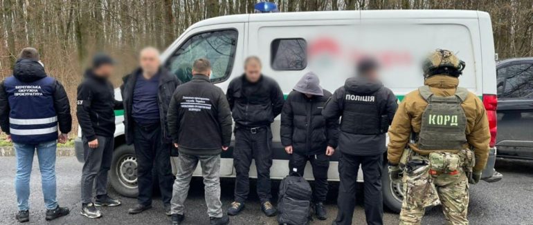 Перевозили до кордону в інкасаторському авто: на Берегівщині затримали двох переправників з «клієнтами»