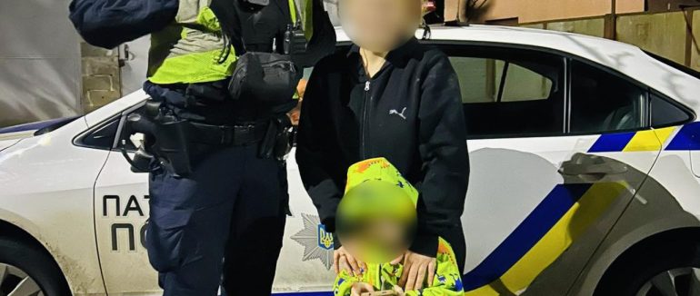 У Мукачеві вночі патрульні врятували двох дітей, які блукали без дорослих