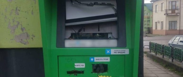 На Тячівщині троє підлітків розібрали платіжний термінал і викрали гроші
