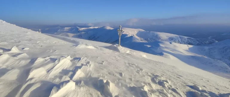 Потужний вітер і мороз в Карпатах: туристів закликають бути обережними