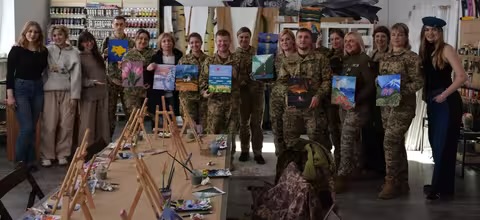 Арт-терапія в Мукачеві: прикордонники після бойових завдань і полону пройшли сеанс творчого відновлення