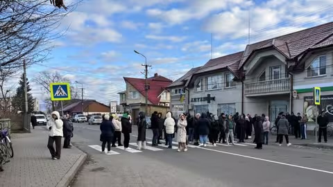 Жителі села Іза продовжують перекриття дороги і вимагають скасувати карантинні обмеження