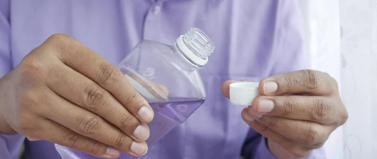 Стоматологи розкрили помилку: коли слід використовувати ополіскувач для рота