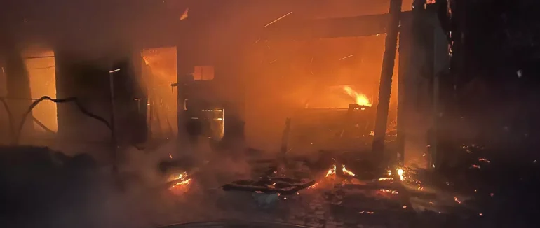 Вогнеборці Тячівщини запобігли поширенню полум’я на житловий будинок