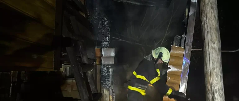 Рятувальники ліквідували пожежу в прибудові до житлового будинку