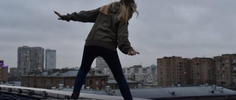 Поліцейські Ужгорода встановили підлітків, які розважалися на даху багатоповерхівки