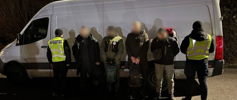 Перевозив у мікроавтобусі під виглядом вантажу: на Закарпатті затримали переправника з групою «клієнтів»