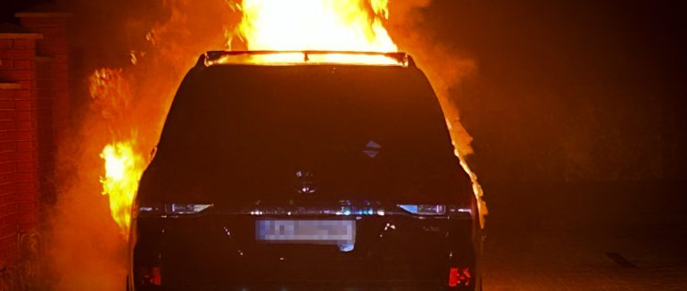 6 років ув’язнення замість «легких заробітків» через соцмережі: у Мукачеві прокуратура довела вину чоловіка, який підпалив авто на замовлення