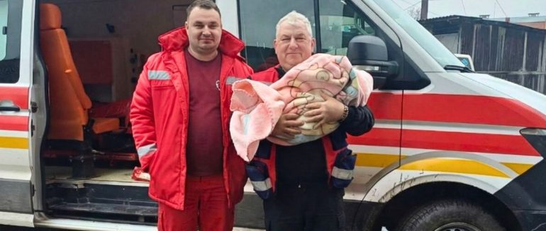 Рахунок ішов на хвилини: у Порошкові медики прийняли пологи вдома