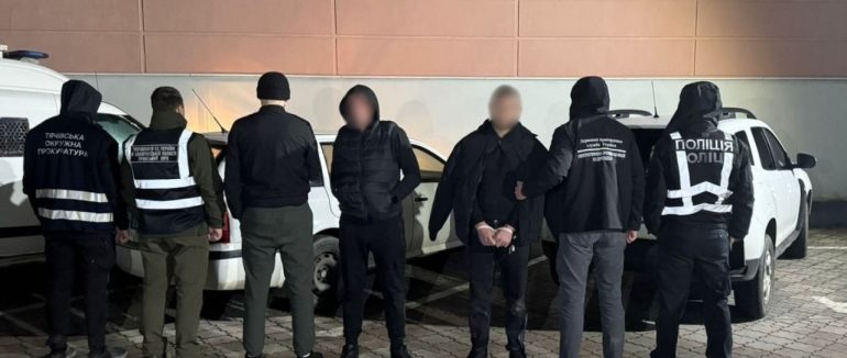 8 000 $ за трансфер річкою до Румунії: на Закарпатті правоохоронці затримали двох причетних до переправлення