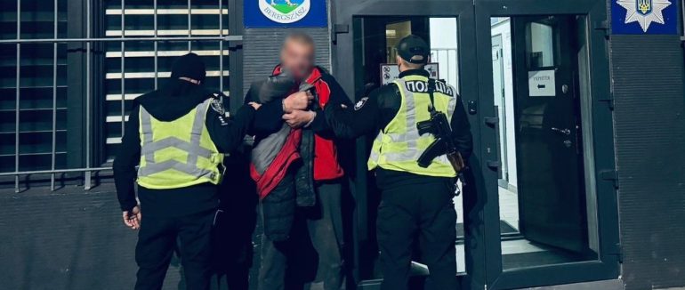 Повідомив про «бомбу» у рюкзаку: поліція Берегівщини затримала зловмисника за неправдиве інформування про загрозу