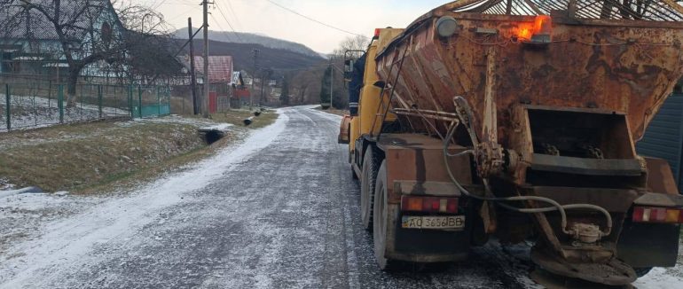 Мокрий сніг і ожеледиця: на дорогах Закарпаття працює спецтехніка