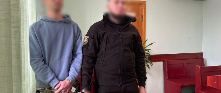 За клопотанням слідчих поліції Мукачева суд обрав запобіжний захід зловмиснику, який стріляв у багатоповерхівц