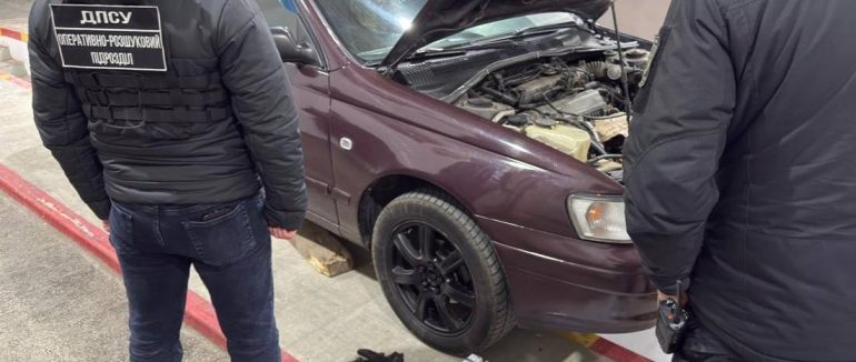 На КПП «Тиса» в автомобілі ужгородця знайшли понад 200 пачок безакцизних сигарет