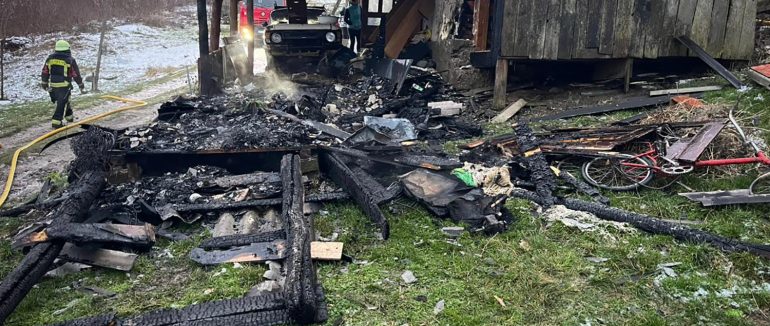 На Тячівщині рятувальники загасили пожежу та зберегли господарську споруду, житловий будинок і хлів