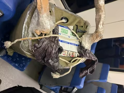 Чопські митники помітили, як у потяг “Київ – Будапешт” на ходу закинули сумки з цигарками