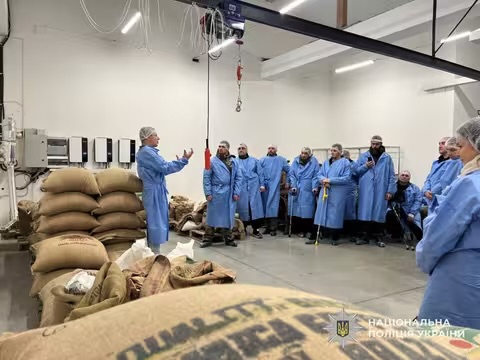 Поліцейські Закарпаття організували для ветеранів пізнавальну екскурсію на кавову мануфактуру в Мукачеві