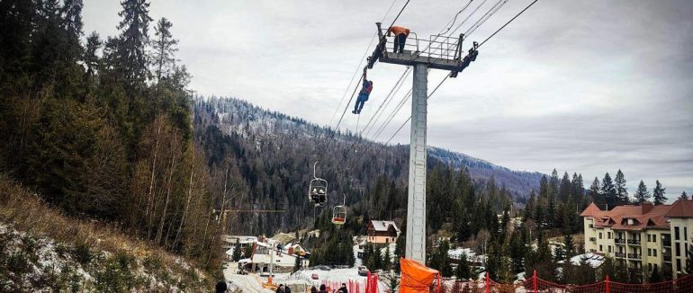 На горі Захар Беркут у Карпатах зупинився крісельний підйомник: триває рятувальна операція