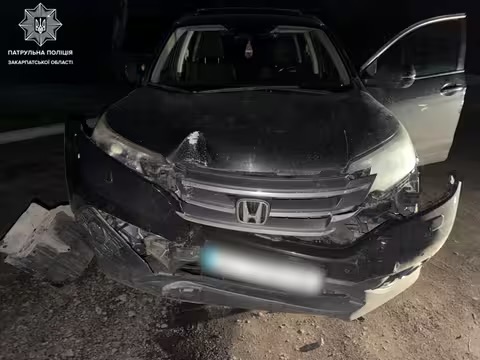 В Ужгороді п’яний водій в’їхав у авто, а коли тікав то зніс електричний стовп