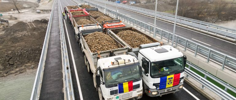 8 вантажівок і 320 тонн щебню: автомобільний міст через Тису на кордоні з Румунією успішно пройшов тестування
