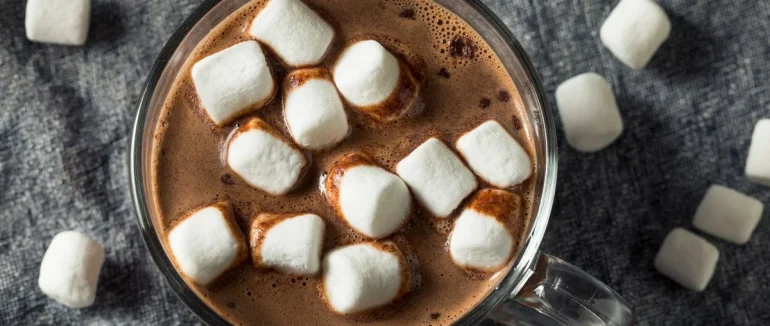 Улюблені святкові напої можуть шкодити вашим кісткам: що кажуть дієтологи