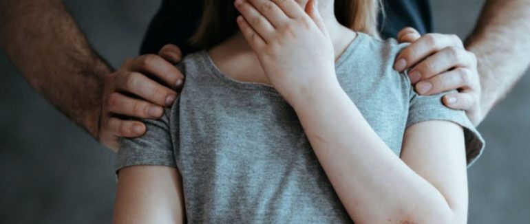 На Закарпатті винесли вироки матері та вітчиму, які систематично ґвалтували 12-річну доньку