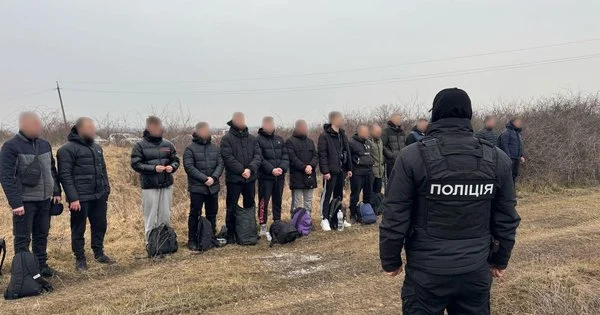 Двоє жителів Берегівщини отримали умовні терміни за переправлення 16 ухилянтів