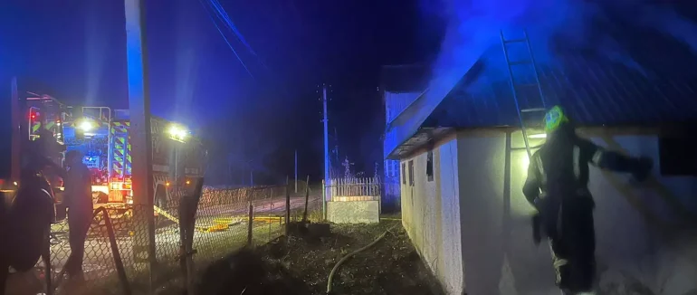 Бійці ДСНС спільно з вогнеборцями місцевої пожежної команди ліквідували пожежу в надвірній споруді