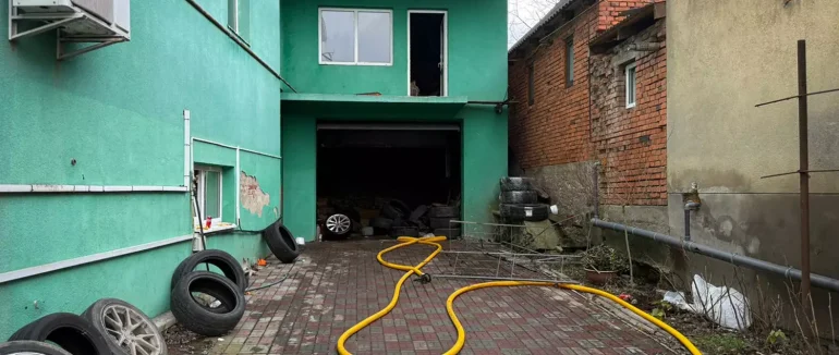 Вогнеборці ліквідували пожежу в гаражі на Виноградівщини