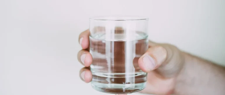 Чому ранок треба починати зі склянки теплої води — п’ять аргументів