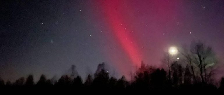 Рідкісне явище над Закарпаттям: жителі Сваляви спостерігали полярне сяйво