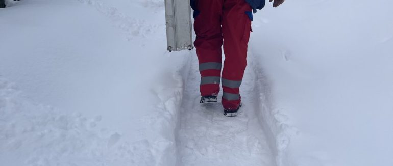 2,5 км гірською засніженою дорогою: на Мукачівщині медики «швидкої» врятували жінку з інсультом